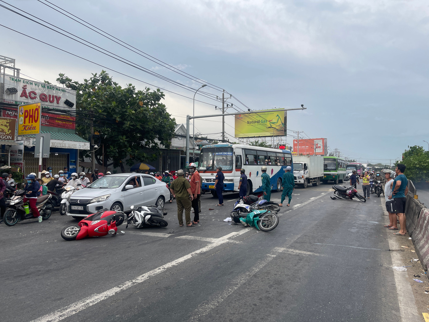 Xe máy nằm la liệt tại hiện trường. Xe máy nằm la liệt tại hiện trường.
