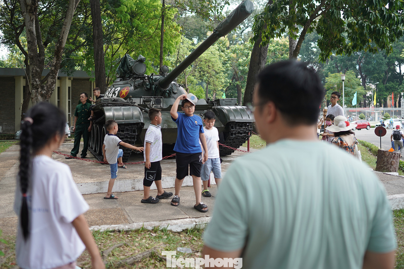 Nhiều em nhỏ được phụ huynh dẫn đến để tìm hiểu về sự kiện lịch sử trọng đại của dân tộc.