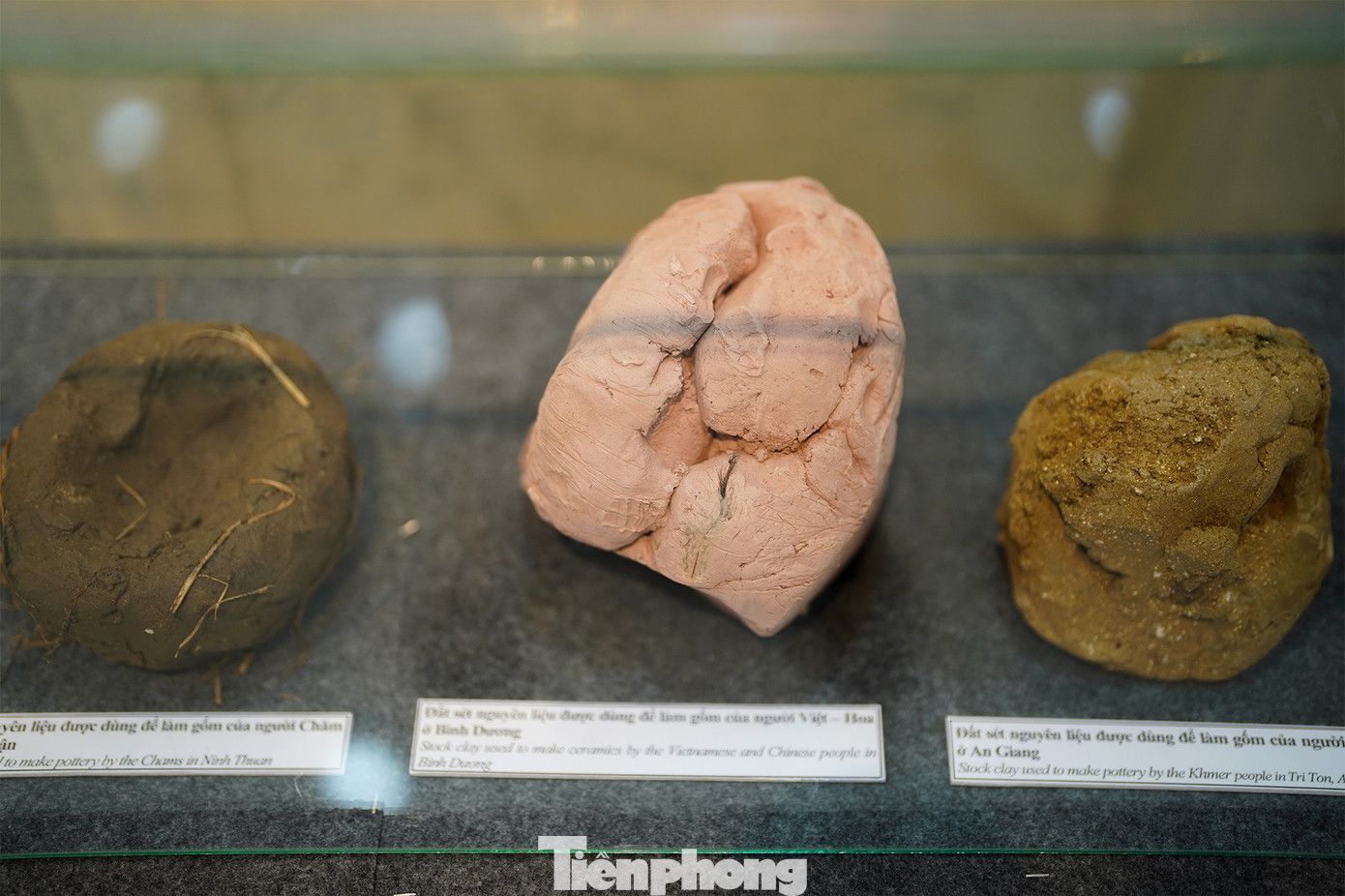 Nét đặc trưng của ba chất liệu. Từ trái qua: Đất sét vùng Ninh Thuận, đất sét Bình Dương, đất sét An Giang.