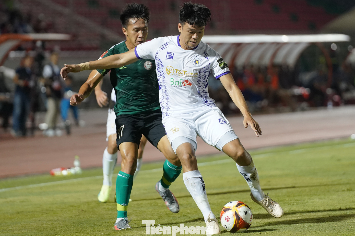 Trong khi đó, suốt 35 phút đầu thời lượng ép sân của Hà Nội FC có thời điểm đến 70%, nhưng thực tế những cơ hội nguy hiểm để có thể dẫn đến bàn thắng của đội khách vẫn chưa nhiều.