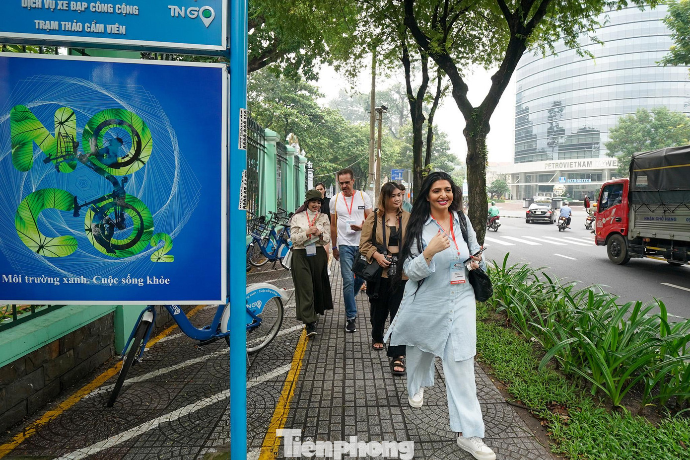 Nhiều du khách bất ngờ khi thành phố đã có dịch vụ cho thuê xe đạp công cộng và chia sẻ rằng nhất định phải thử sau khi kết thúc tour. &quot;Đến thăm TPHCM là một trong những trải nghiệm và cuộc phiêu lưu thú vị, đây là một thành phố tuyệt vời với những địa điểm tham quan đẹp và ngày càng nhiều hơn. Đây là một thành phố phát triển và sở hữu một phong cách sống năng động, thu hút những người trẻ muốn khẳng định mình. Tôi rất ấn tượng về văn hóa và ẩm thực tại đây. TPHCM có vô số danh lam thắng cảnh và địa điểm tham quan thú vị. Tôi đến TPHCM để tham dự International Travel Expo 2022, để xem và trải nghiệm những gì Việt Nam mang lại cho du khách. Chúng tôi sẽ đưa những thông tin này đến với khách hàng của chúng tôi ở Jordan”, cô Kefaye chia sẻ.