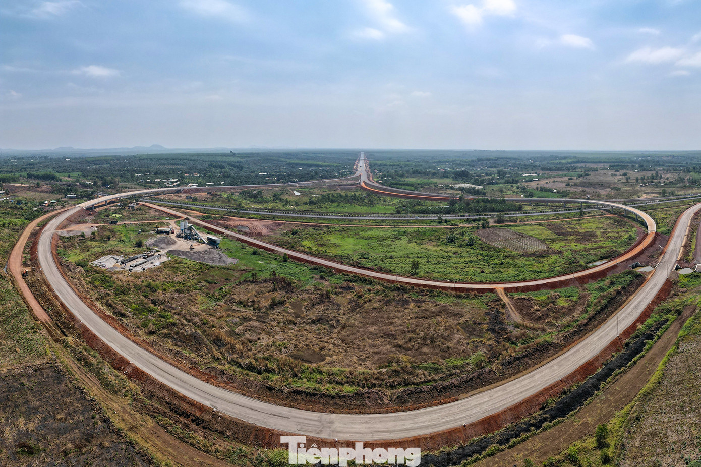 Cao tốc Dầu Giây - Phan Thiết có thiết kế chiều rộng mặt đường 23,5 m với 4 làn xe, được khởi công từ tháng 9/2020, tổng mức đầu tư hơn 12.500 tỷ đồng.