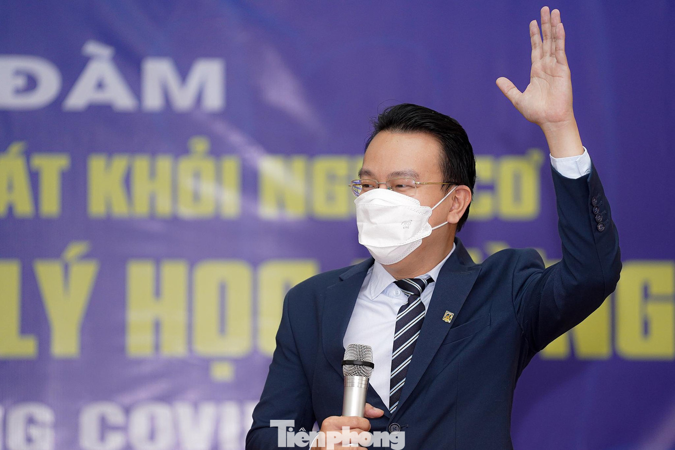 Tiến sĩ Tâm lý Đào Lê Hòa An, Giám đốc Trung tâm Ứng dụng tâm lý và hướng nghiệp JobWay, Cố vấn cao cấp Tổ chức giáo dục AEG cho biết, khi dạy học trực tuyến, ông đã hỏi: “Tuổi trẻ đáng giá bao nhiêu” thì 80% nói rằng thiếu sự trải nghiệm, tiền bạc nhưng các bạn cũng dư rất nhiều sức khỏe, thời gian. Tiến sĩ An cho rằng, sức khỏe tinh thần của học sinh trong thời gian đi học trực tiếp trở lại là rất quan trọng. Do đó, nhà trường cần đẩy mạnh lồng ghép nội dung giáo dục về sức khỏe liên quan vào các môn học khác. Các môn khoa học tự nhiên có thể dạy các em về vi-rút, cơ chế truyền bệnh và tầm quan trọng của vắc-xin. Các môn khoa học xã hội có thể tập trung vào lịch sử của các đại dịch, tác động gián tiếp của đại dịch...