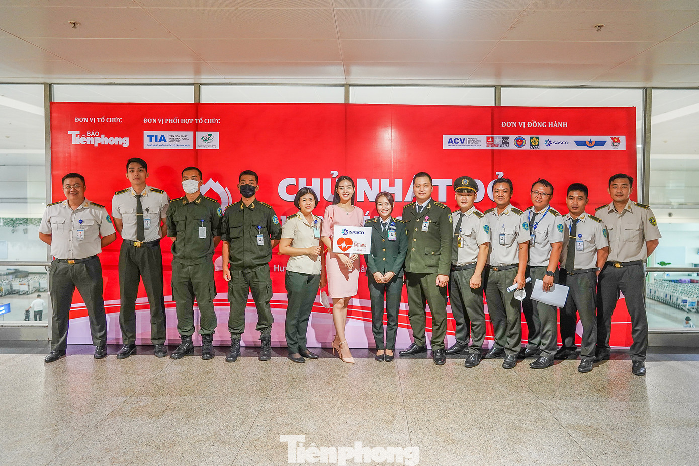 Người đẹp Thời trang cuộc thi Hoa hậu Việt Nam 2022 Trần Lê Mai Chi (áo hồng) góp mặt để phát động phong trào cùng các nhân viên sân bay Tân Sơn Nhất. Người đẹp Thời trang cuộc thi Hoa hậu Việt Nam 2022 Trần Lê Mai Chi (áo hồng) góp mặt để phát động phong trào cùng các nhân viên sân bay Tân Sơn Nhất.