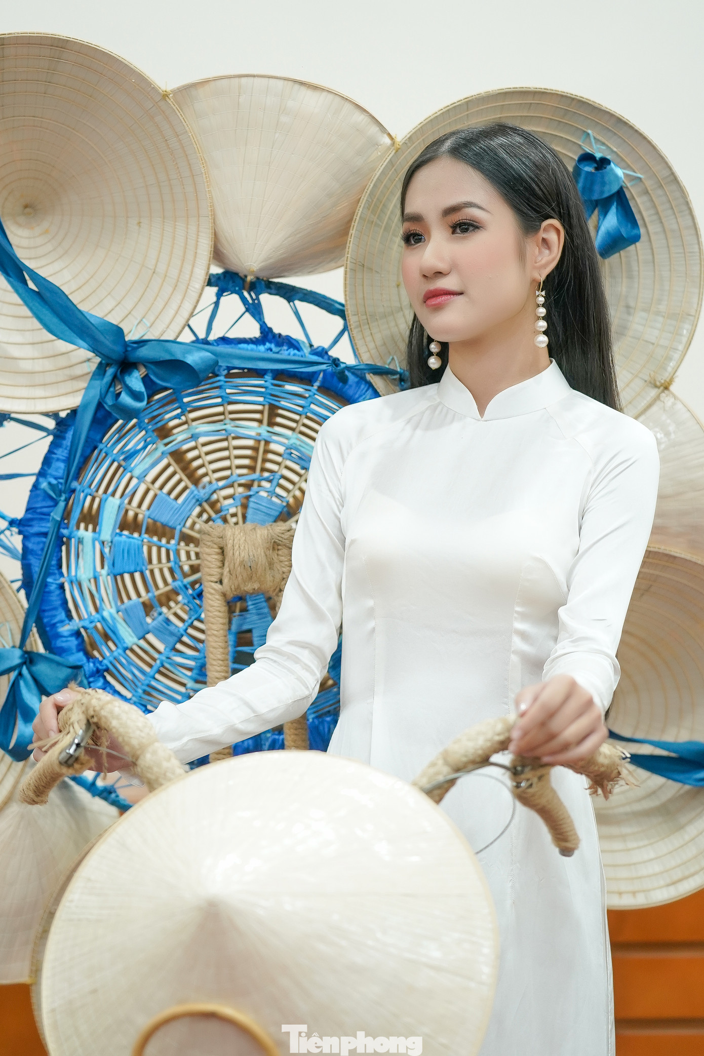 Nguyễn Thanh Hà xúc động: &quot;Đem theo bộ Quốc phục với những thông điệp gửi gắm trong đó đến sàn diễn quốc tế, Thanh Hà hy vọng giới thiệu với bạn bè khắp 5 châu về một vùng đất giàu sự sáng tạo từ những chất liệu tự nhiên, dễ tái chế và phân hủy và không ảnh hưởng quá lâu dài đến môi trường sống&quot;.