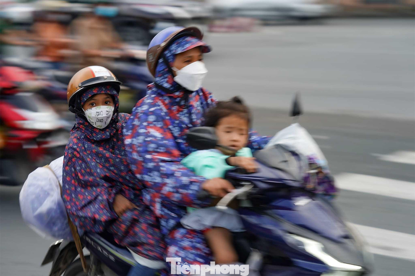 Vật vã trên đường về khi xuất hiện mưa.