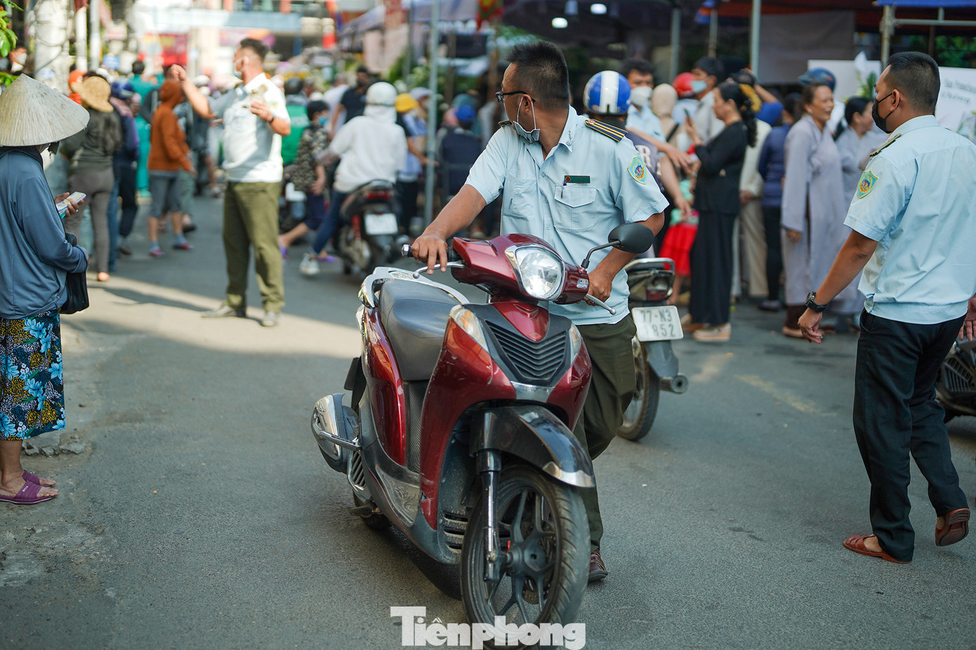 Một phương tiện bị tạm giữ đưa về phường sau nhiều lần nhắc nhở, thông báo nhưng không có chủ đến di chuyển cũng bị tạm giữ.