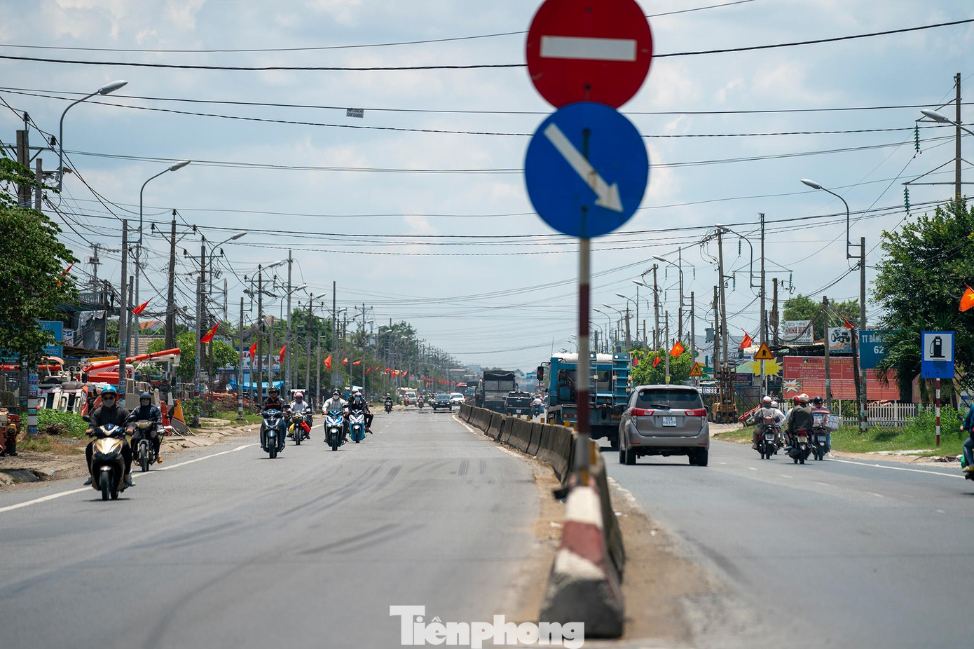 Dọc tuyến Quốc lộ 1A, chặng từ quận 12 về các tỉnh miền Tây dòng phương tiện không quá đông, khác hẳn với hai ngày trước đó. Trước đó, trong hai ngày 30-31/8, khá đông người dân đổ về quê, tập trung ở các bến xe khách liên tỉnh, sân bay.