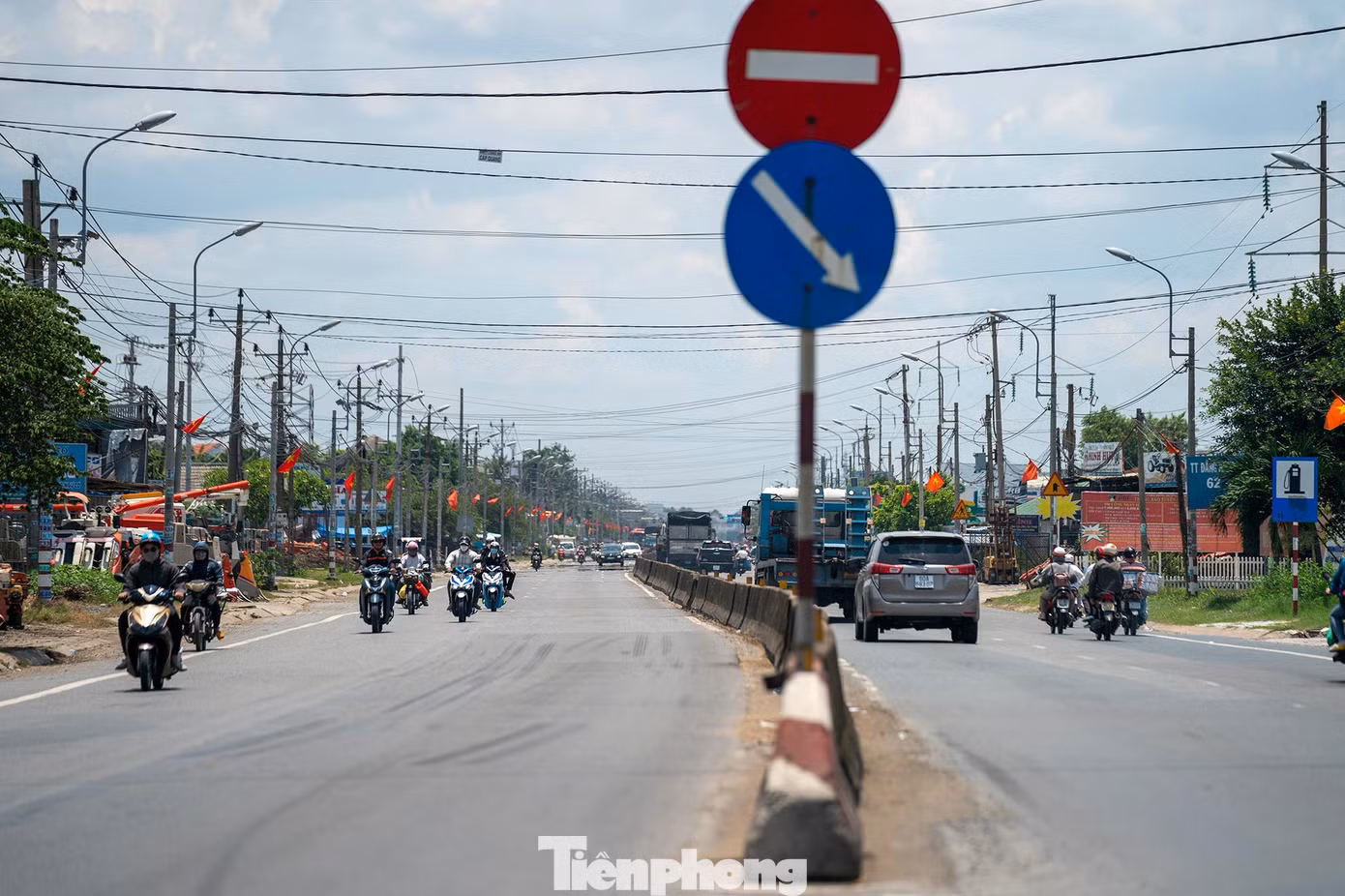 Dọc tuyến Quốc lộ 1A, chặng từ quận 12 về các tỉnh miền Tây dòng phương tiện không quá đông, khác hẳn với hai ngày trước đó. Trước đó, trong hai ngày 30-31/8, khá đông người dân đổ về quê, tập trung ở các bến xe khách liên tỉnh, sân bay.