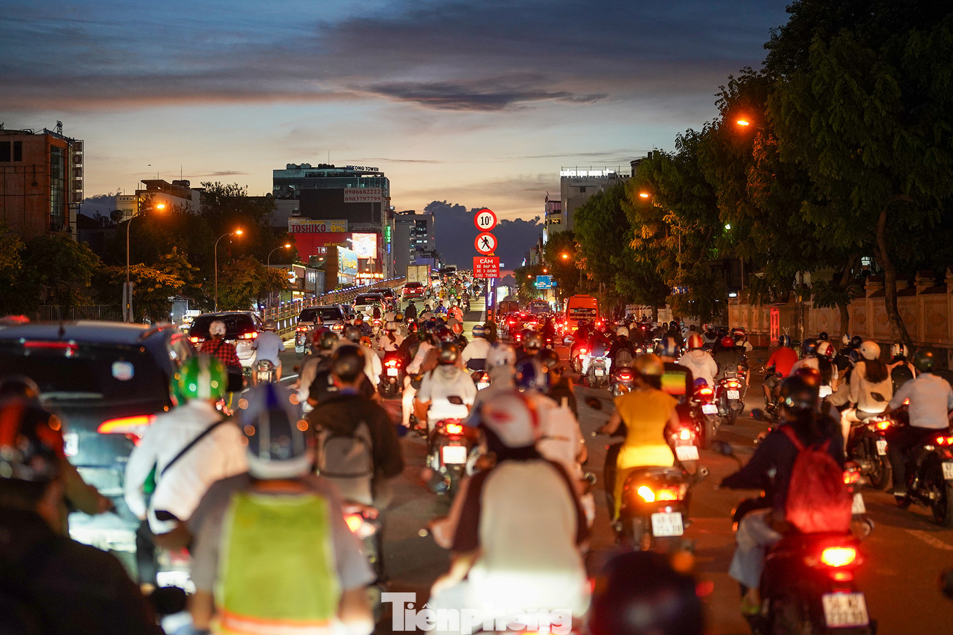 Chân cầu vượt Hoàng Hoa Thám lúc 18h hôm nay.