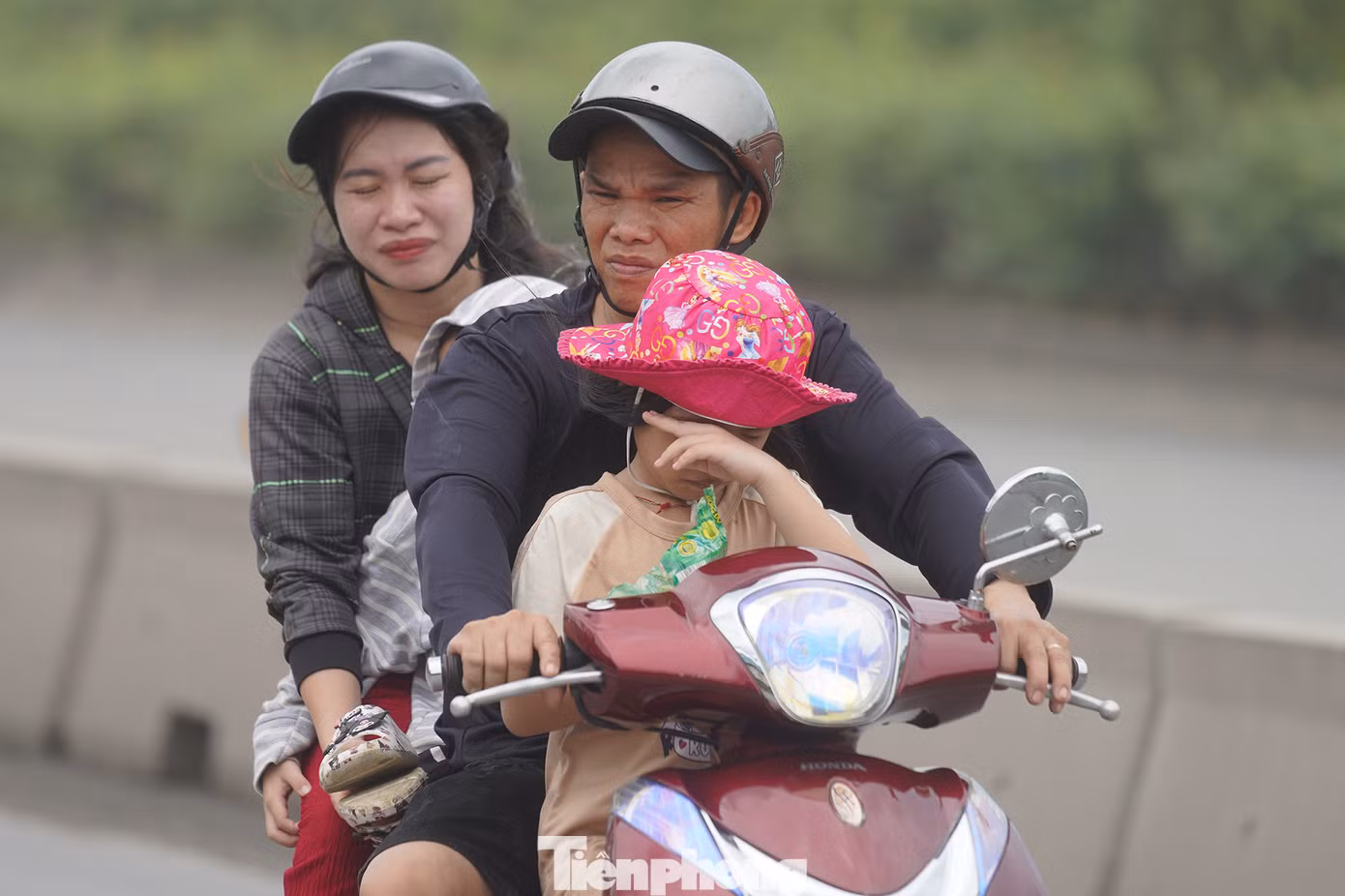 Người điều khiển phương tiện bị bụi bay vào mắt là hình ảnh dễ thấy nhất ở đoạn đường này. Người điều khiển phương tiện bị bụi bay vào mắt là hình ảnh dễ thấy nhất ở đoạn đường này.