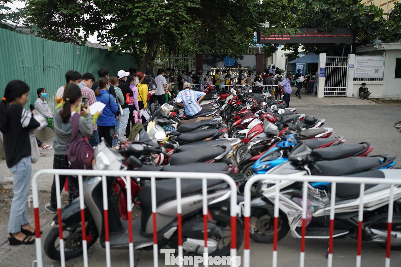 Tầm 7h, hàng dài người dân xếp hàng ra đến gần đường Đồng Văn Cống. Tầm 7h, hàng dài người dân xếp hàng ra đến gần đường Đồng Văn Cống.