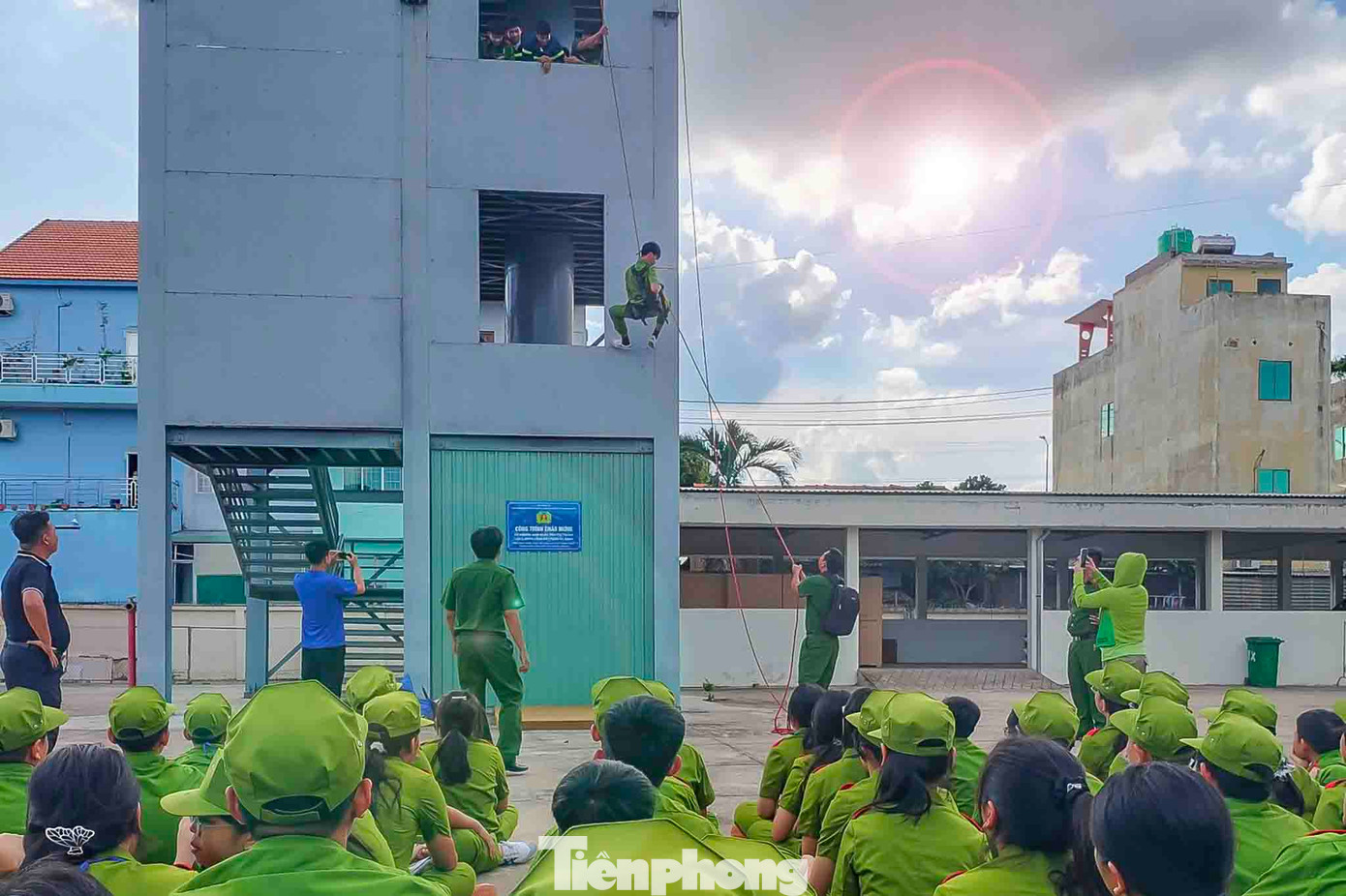 Trước khi ra thao trường luyện võ, các bé đã trải qua các lớp gấp chăn màn, PCCC, kỹ năng thoát hiểm...