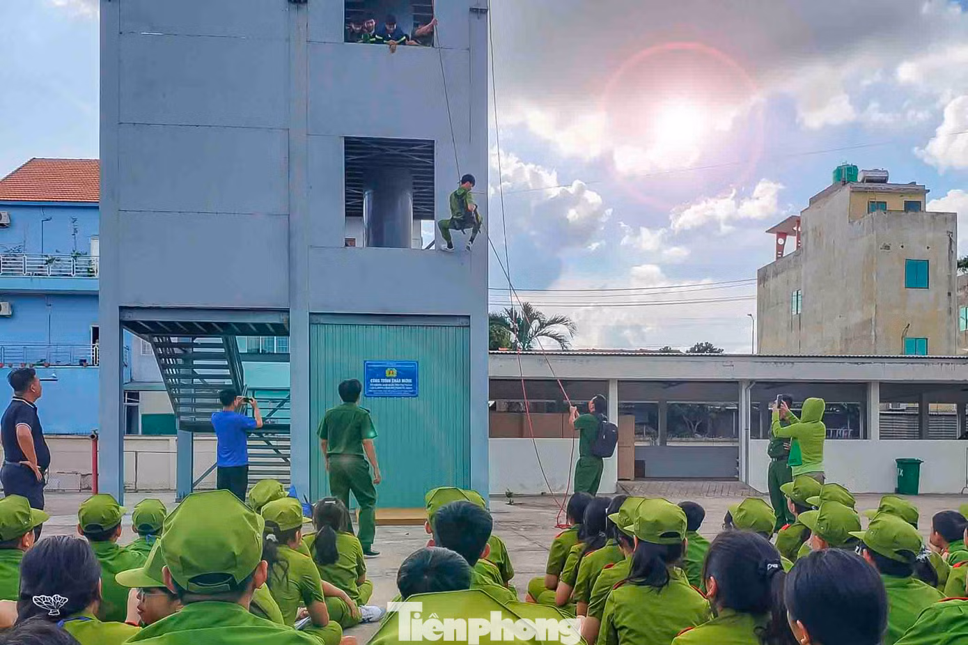 Trước khi ra thao trường luyện võ, các bé đã trải qua các lớp gấp chăn màn, PCCC, kỹ năng thoát hiểm...
