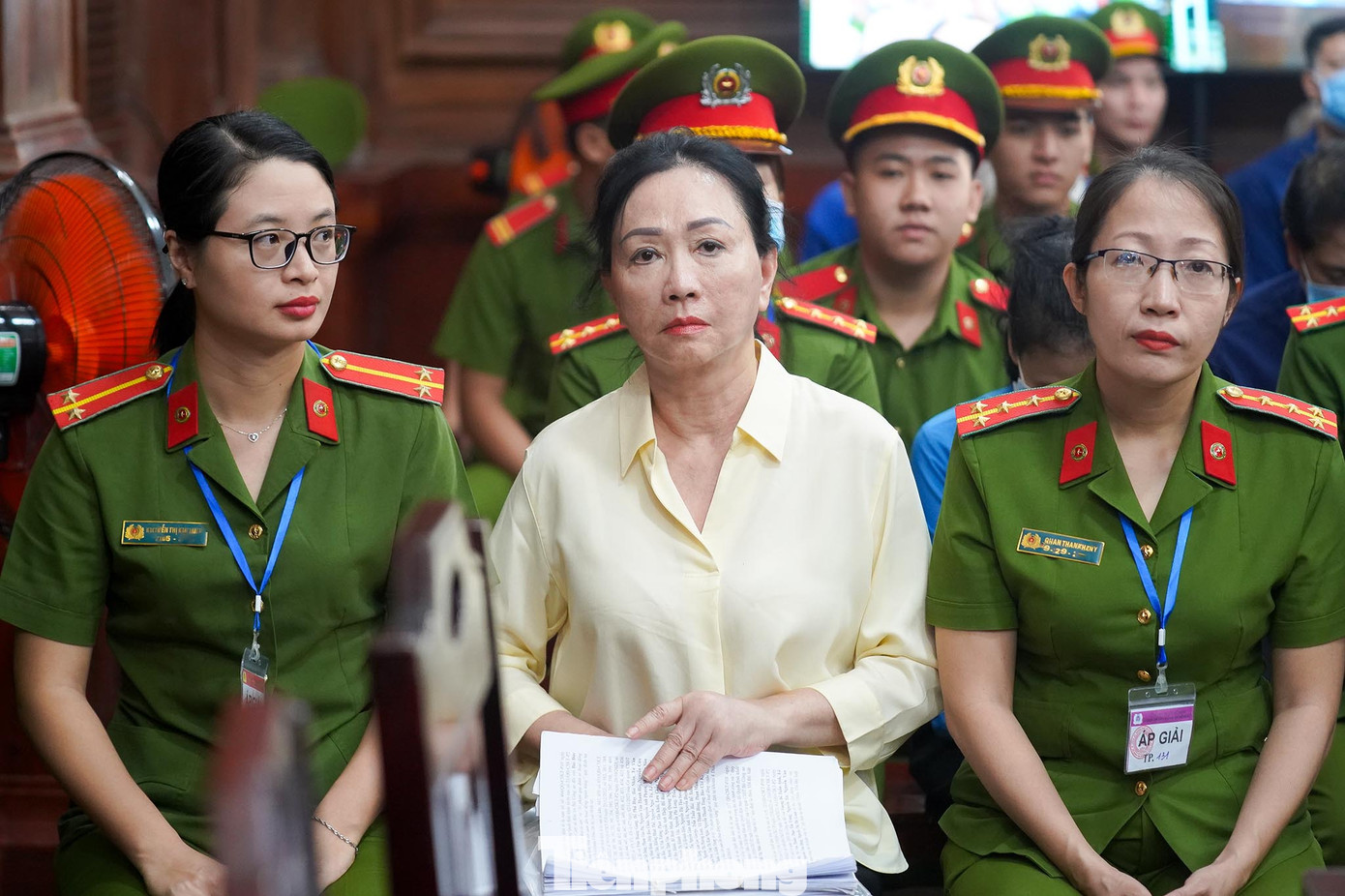 Bị cáo Trương Mỹ Lan thoáng chút mệt mỏi trước phiên xử. Trong giờ giải lao phiên xử hôm 7/3, HĐXX có nhận được đơn của bị cáo Trương Mỹ Lan và chồng là bị cáo Chu Lập Cơ (do luật sư viết thay) trình bày hiện tại còn nhiều cá nhân, tổ chức trong và ngoài nước đang nợ tiền của các bị cáo. Hai bị cáo này có nguyện vọng để con gái, đại diện cho gia đình đi thu hồi số tiền này để khắc phục hậu quả của vụ án và đề nghị HĐXX cho phép chuyển đơn của các bị cáo đến con gái để thông báo ý kiến về việc thu hồi các khoản tiền nói trên. Bị cáo Trương Mỹ Lan thoáng chút mệt mỏi trước phiên xử. Trong giờ giải lao phiên xử hôm 7/3, HĐXX có nhận được đơn của bị cáo Trương Mỹ Lan và chồng là bị cáo Chu Lập Cơ (do luật sư viết thay) trình bày hiện tại còn nhiều cá nhân, tổ chức trong và ngoài nước đang nợ tiền của các bị cáo. Hai bị cáo này có nguyện vọng để con gái, đại diện cho gia đình đi thu hồi số tiền này để khắc phục hậu quả của vụ án và đề nghị HĐXX cho phép chuyển đơn của các bị cáo đến con gái để thông báo ý kiến về việc thu hồi các khoản tiền nói trên.