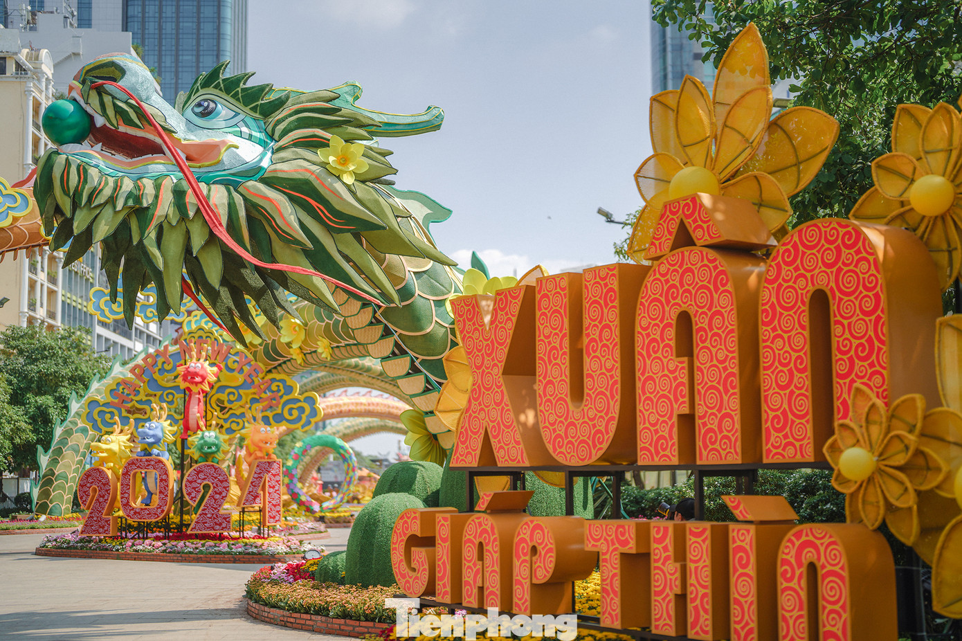 Linh vật rồng được tạo hình thân thiện với môi trường, khi hơn 90% chất liệu được sử dụng trong ốp tạo hình là mây tre và mành quạt nan. Miệng rồng ngậm viên ngọc đường kính 50cm được mô phỏng bằng mica đục, bên trong gắn đèn. Thân lưỡng long đan chéo vào nhau tạo mái trần trang trí đẹp mắt và thông thoáng cho phân đoạn một.