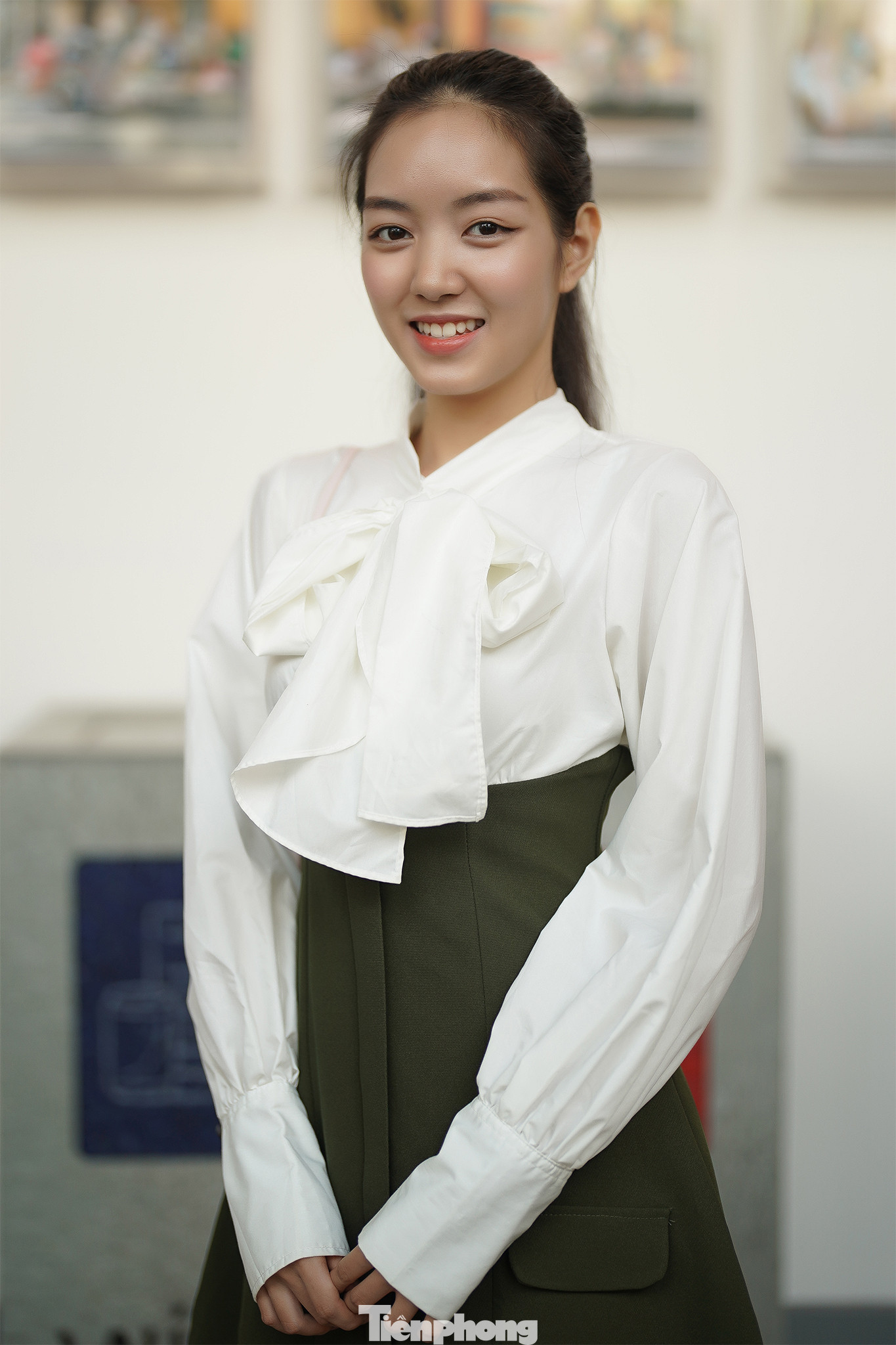 Ngoài gây ấn tượng ở phong cách trình diễn, gương mặt sáng sân khấu, Mai Chi còn được chú ý khi thực hiện dự án nhân ái, gọi vốn cho thầy giáo Hoàng Trọng Khánh - người dạy miễn phí cho các em không có điều kiện học hành suốt 13 năm qua. "Tôi mong trong tương lai bản thân có nhiều cơ hội thực hiện dự án ý nghĩa và góp sức lực giúp đỡ hoàn cảnh khó khăn ngoài kia", Mai Chi nói sau khi đồng hành cùng Top 10 Phan Phương Oanh trong dự án từ thiện.