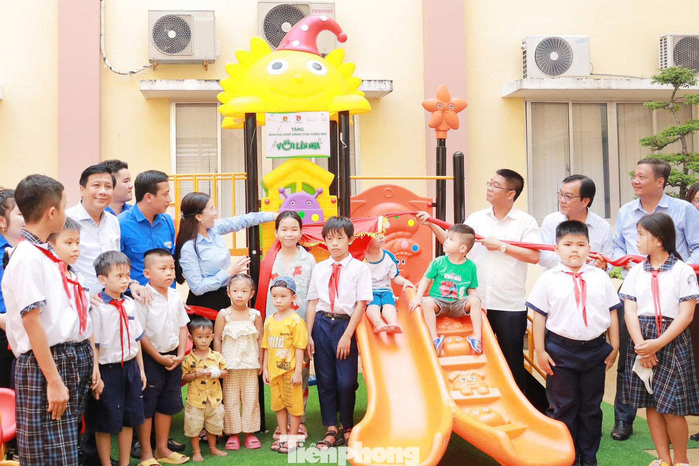 Chị Nguyễn Phạm Duy Trang cùng đại diện địa phương khánh thành sân chơi cho thiếu nhi tại Trung tâm Y tế huyện Tân Trụ.