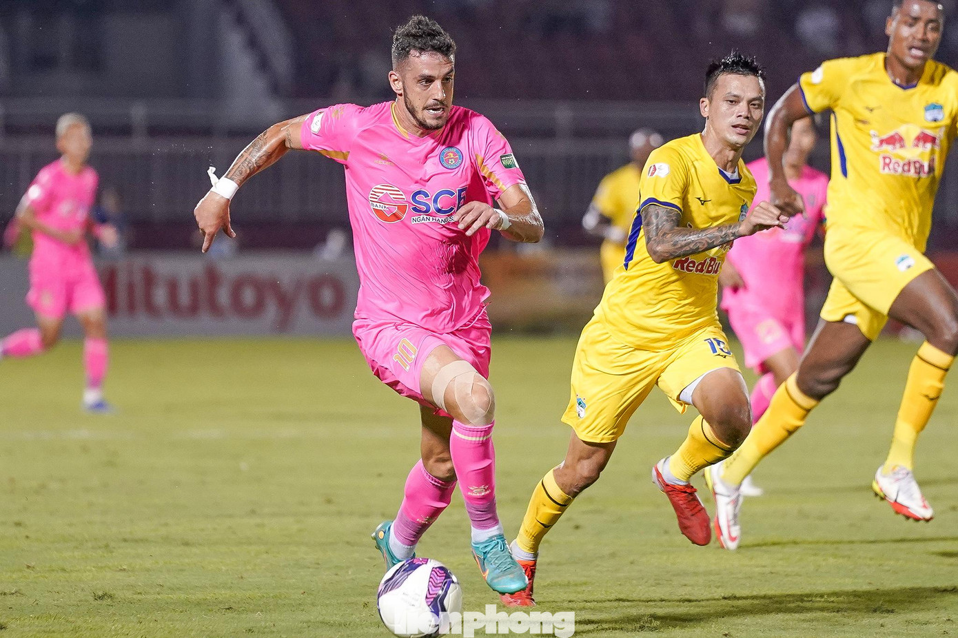 Bước vào trận đấu, đội chủ nhà nhập cuộc tốt. Họ lên bóng ở cánh phải, gây khá nhiều khó khăn cho đối thủ. Sau pha đi bóng không thành công của Gustavo, HAGL có cơ hội phản công nhưng Anh Việt đã kéo áo để ngăn Brandao đi bóng.