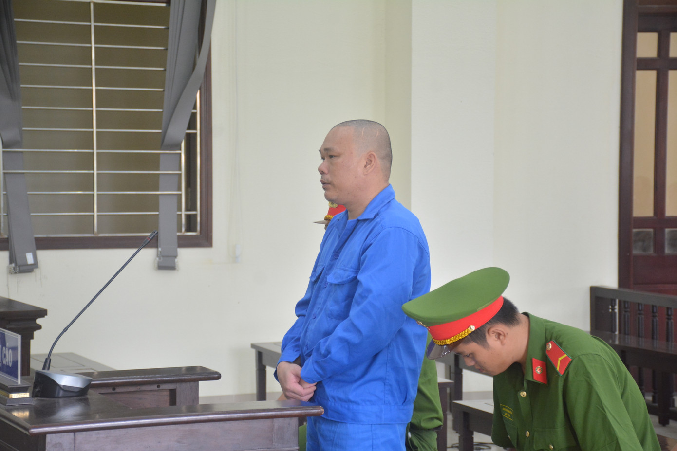 Bị cáo Nguyễn Trường Thành (37 tuổi, ngụ xã Bông Trang, huyện Xuyên Mộc, tỉnh Bà Rịa Vũng Tàu) nhận án chung thân về tội vận chuyển trái phép chất ma túy. (Ảnh: KĐ) Bị cáo Nguyễn Trường Thành (37 tuổi, ngụ xã Bông Trang, huyện Xuyên Mộc, tỉnh Bà Rịa Vũng Tàu) nhận án chung thân về tội vận chuyển trái phép chất ma túy. (Ảnh: KĐ)