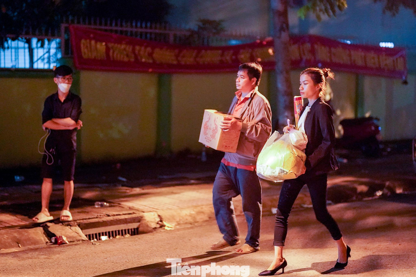 Chuẩn bị vội vài món đồ, bó hương để vào nhận thi thể người thân.