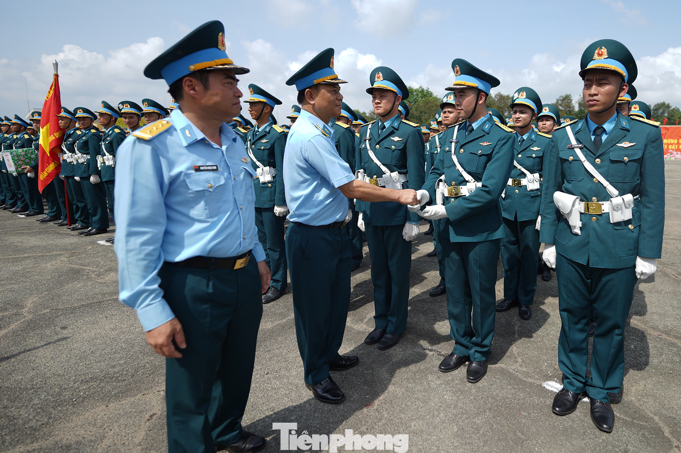Đại tá Nguyễn Quốc Long động viên, thăm hỏi lực lượng tập luyện tham gia diễu binh, diễu hành tại sân bay Biên Hòa.