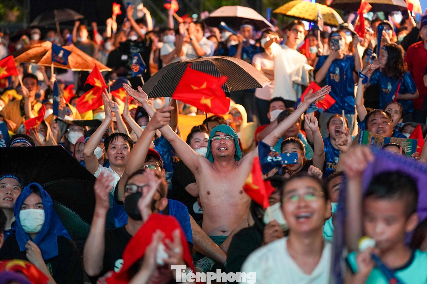 Thậm chí, không khí càng nóng hơn, cổ động viên cổ vũ liên tục. Thậm chí, không khí càng nóng hơn, cổ động viên cổ vũ liên tục.