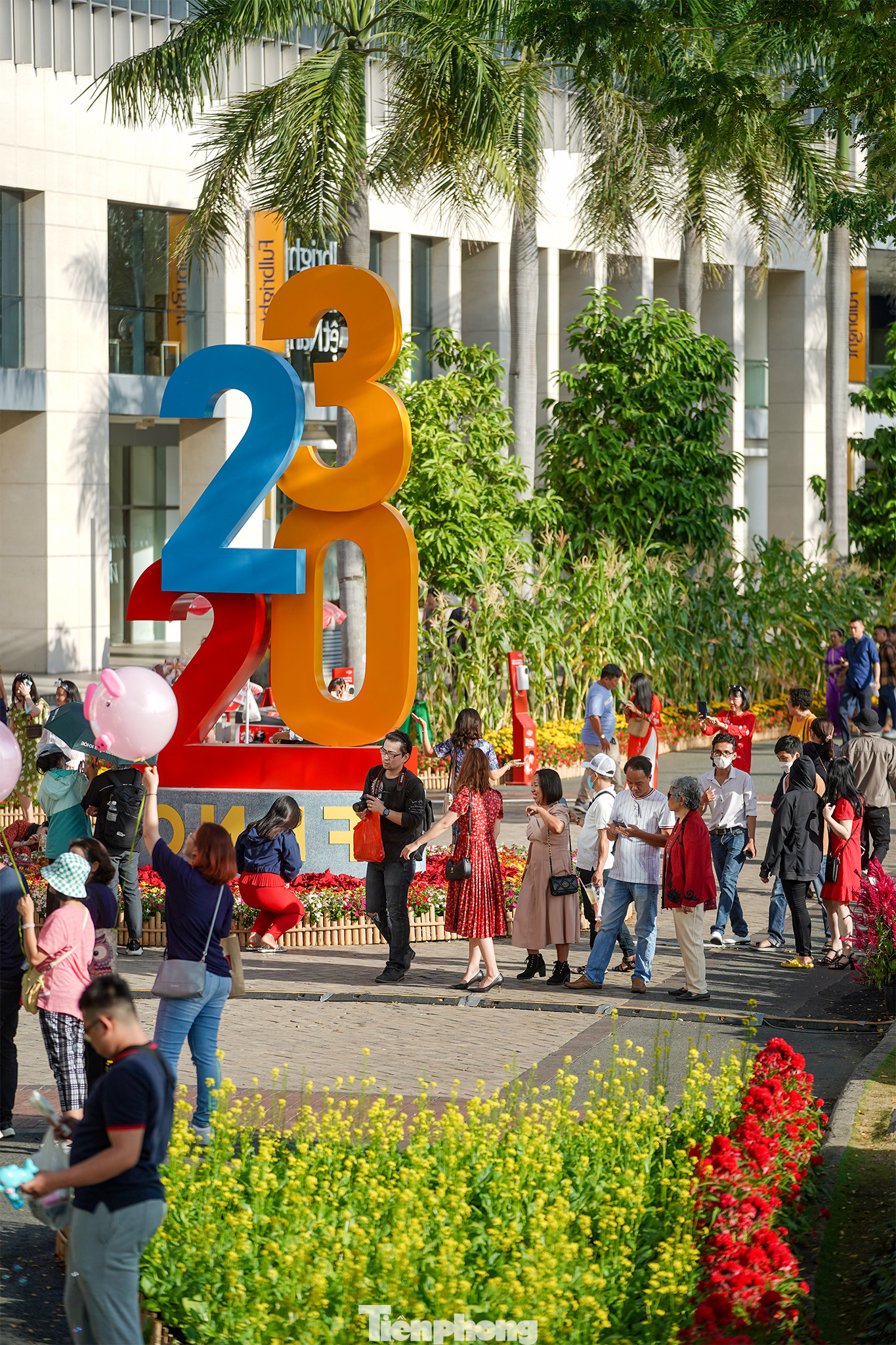 Hội hoa xuân Phú Mỹ Hưng (quận 7, TPHCM) với chủ đề Xuân phồn vinh đã chính thức khai mạc với điểm nhấn là Đường xuân trải dài trên con đường uốn lượn bên hồ Bán Nguyệt. Đây là một trong những Đường hoa ưa thích của người dân quận 7 nói riêng và TP.HCM nói chung khi du xuân dịp Tết cổ truyền. Đường hoa Phú Mỹ Hưng Tết Quý Mão 2023 diễn ra từ 24 tháng Chạp đến Mùng 4 Tết (15/1 – 25/1/2023).