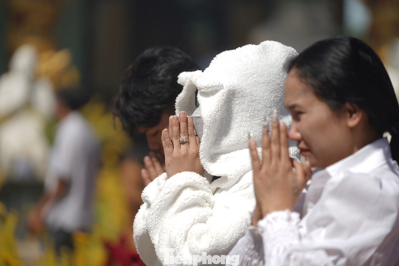 Thời tiết mùng 7 Tết Quý Mão nắng gắt, nhiều du khách trùm kín mít khi hành lễ trước sân chùa.