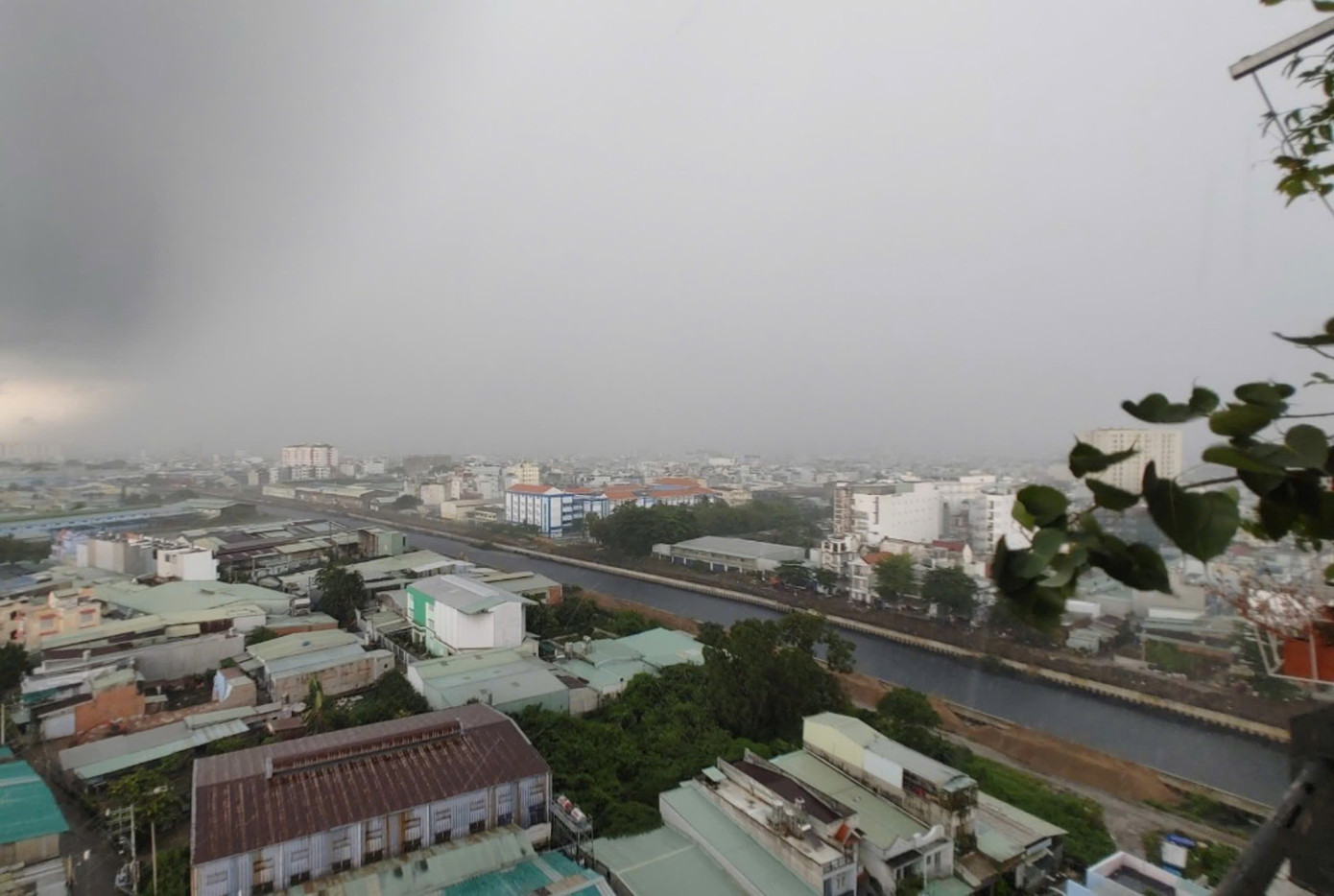 Hình ảnh ghi nhận dấu hiệu cơn mưa lớn tại quận Gò Vấp lúc 14 giờ 30 phút.