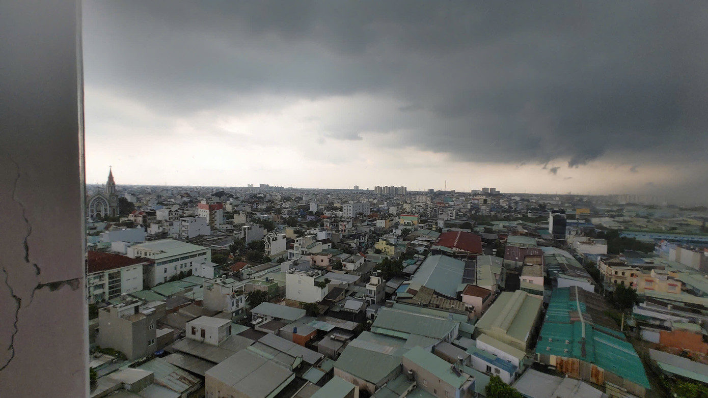 Hình ảnh ghi nhận dấu hiệu cơn mưa lớn tại quận Gò Vấp lúc 14 giờ 30 phút.