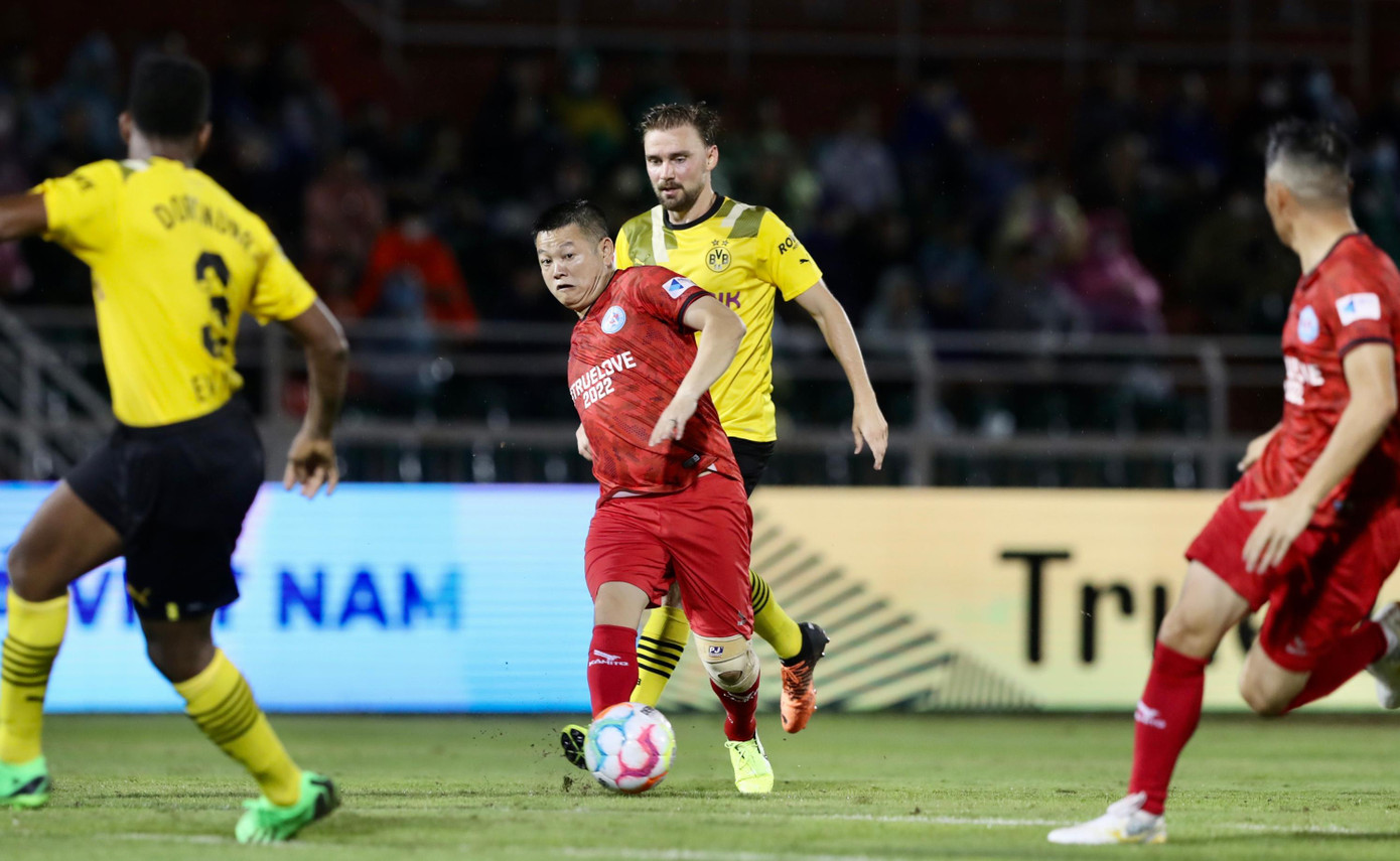 Văn Quyến chơi nỗ lực nhưng không thể hiện được nhiều ở trận đấu này. Cựu thần đồng của bóng đá Việt Nam gặp khó khi đối đầu các trung vệ lừng danh một thời của Bundesliga. Văn Quyến chơi nỗ lực nhưng không thể hiện được nhiều ở trận đấu này. Cựu thần đồng của bóng đá Việt Nam gặp khó khi đối đầu các trung vệ lừng danh một thời của Bundesliga.