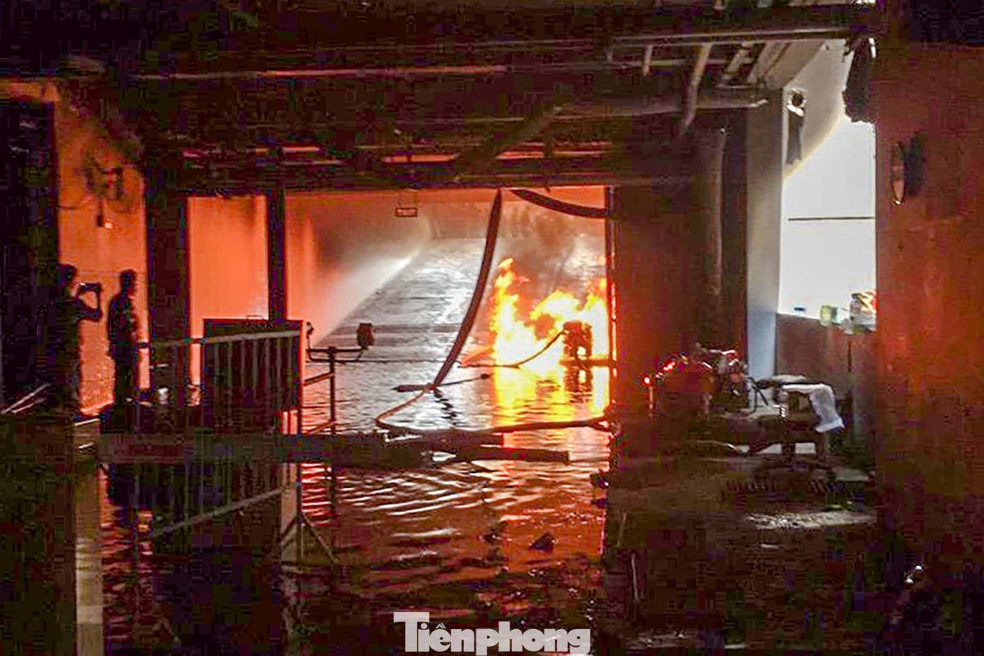 Hình ảnh bên trong hầm xe khi chiếc máy bơm phát nổ. Hình ảnh bên trong hầm xe khi chiếc máy bơm phát nổ.