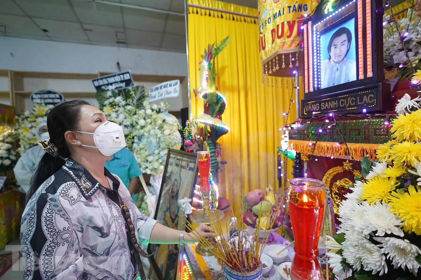 Bên linh cữu người bạn diễn, NSƯT Cẩm Tiên kể: "Khi anh bị tai nạn, trí nhớ anh giảm, không còn đi diễn nữa thì có lần anh gọi cho tôi kêu đi diễn. Tôi chủ động gọi lại cho vợ anh thì vợ anh xác nhận… không có. Lúc đó, tim tôi thắt lại, nước mắt như muốn tuôn trào vì tiếc thương cho một người anh, một nghệ sĩ tài đáng kính rực cháy lửa nghề. Anh gọi điện kêu đi diễn trong một trạng thái không minh mẫn, càng thương hơn, càng buồn hơn. Mong cho anh được an lạc”, NSƯT Cẩm Tiên nghẹn lời.