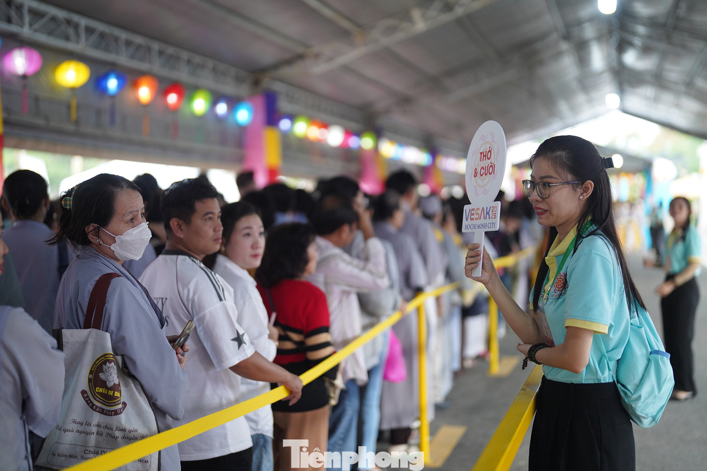Tham gia phục vụ cho Đại lễ Vesak lần này còn có lực lượng tình nguyện viên hùng hậu. Trong đó, có hơn 500 sinh viên đến từ các đại học trên địa bàn TPHCM, 1.000 tăng ni sinh Học viện Phật giáo, 1.200 người phục vụ hậu cần, 4.000 thanh niên sinh viên tham dự lễ hội hoa đăng, 6.000 phật tử các chùa trên địa bàn TPHCM.