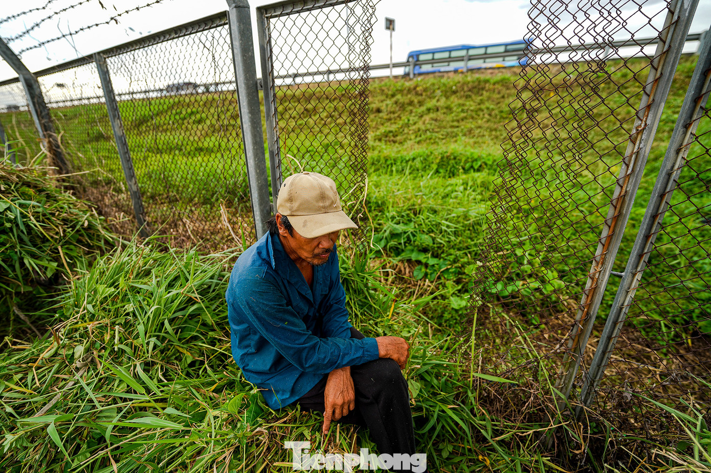 &quot;Mấy cái lỗ hàng rào này có từ lâu rồi. Hồi có mấy vụ tai nạn, người dân chạy ra xé rào để cứu nạn, rồi mấy chiếc xe tải nhỏ bị lật làm hàng rào hư, chứ tôi không có tháo hàng rào. Tôi thấy chỗ nào có lỗ rào to thì tôi chui qua cắt cỏ cho bò ăn&quot;, một người đàn ông ở khu vực xã Nhị Thành vừa chui ra từ lỗ rào này phân bua. Nhiều chỗ hàng rào dọc tuyến cao tốc bị tháo dỡ toàn bộ ốc vít khiến khung hàng rào dài 2m bị ngả nghiêng, rác thải đổ đầy. Nhiều người lợi dụng những điểm hở này để vào bên trong hàng rào cắt cỏ, trồng rau, bỏ rác….