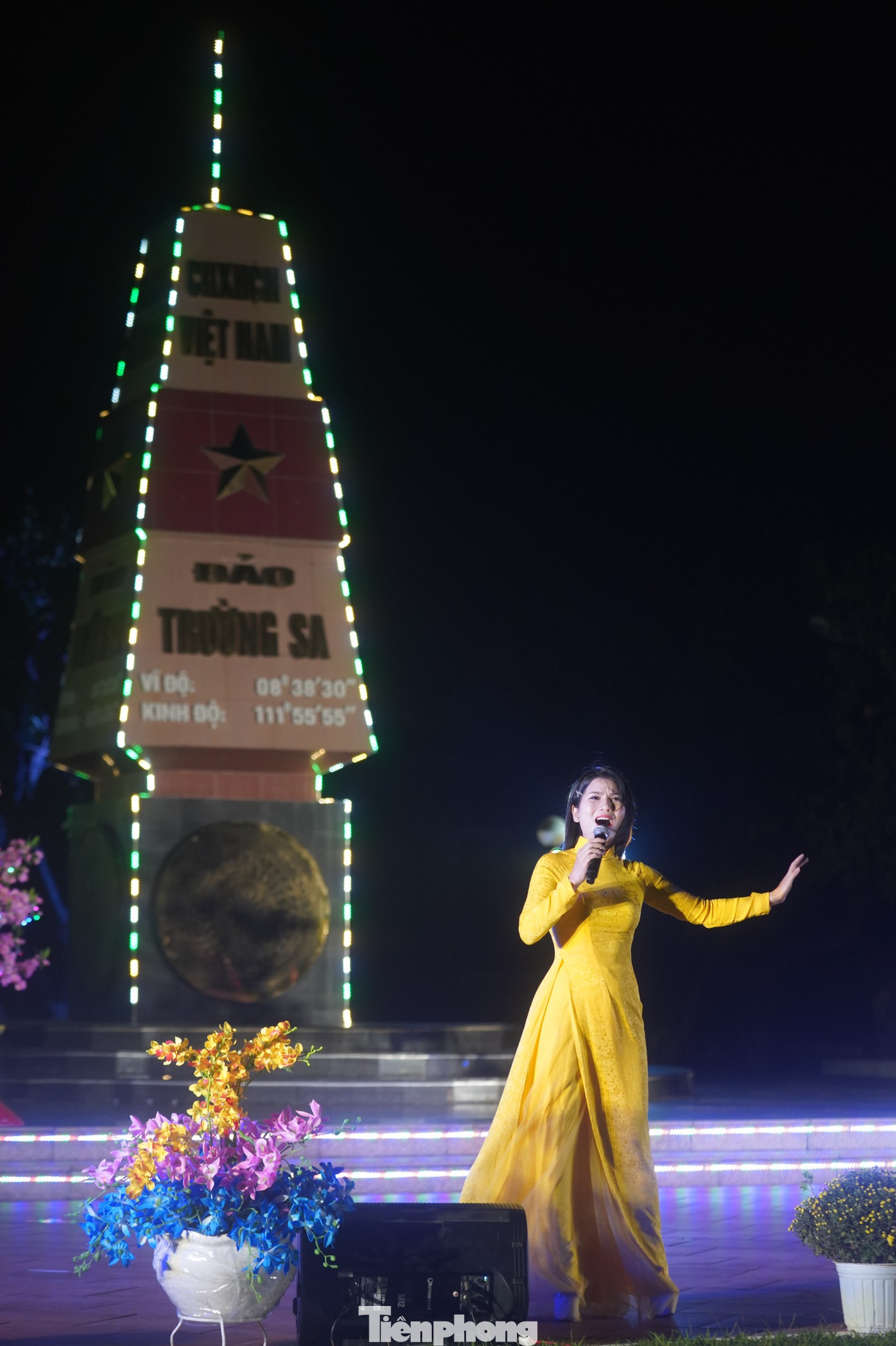 Hoàng Yến cất giọng hát đầy nội lực bằng cả niềm tự hào khi hát bên cột mốc chủ quyền của quần đảo Trường Sa trong chương trình cầu truyền hình trực tiếp lần đầu tiên được thực hiện bới Truyền hình QPVN. Hoàng Yến cất giọng hát đầy nội lực bằng cả niềm tự hào khi hát bên cột mốc chủ quyền của quần đảo Trường Sa trong chương trình cầu truyền hình trực tiếp lần đầu tiên được thực hiện bới Truyền hình QPVN.