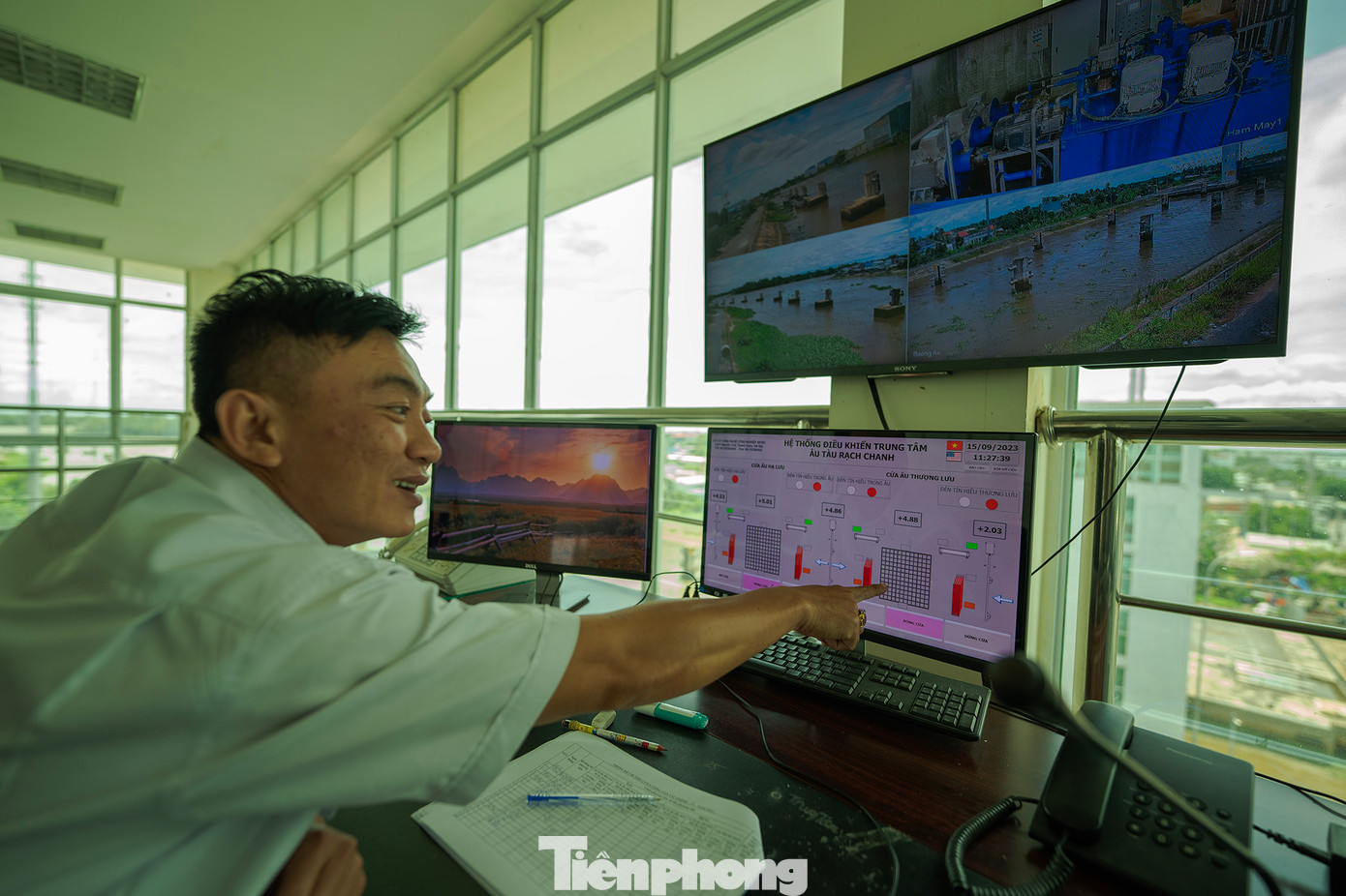 Anh Hoàng (phụ trách phòng máy điều khiển hệ thống của cống âu tàu Rạch Chanh) đang vận hành mở cửa âu cho tàu ghe chạy qua. Theo ban điều hành, âu tàu có 27 nhân sự chia làm ba ca, hoạt động 24/24.