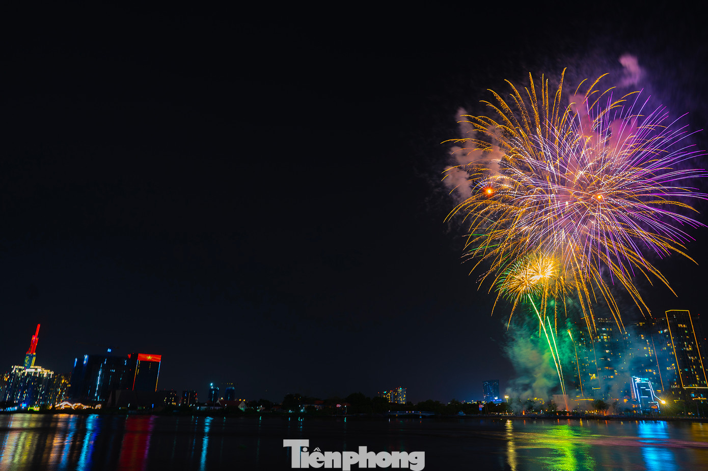 Chương trình kéo dài trong 15 phút do Bộ Tư lệnh thành phố chủ trì. Trong đó, pháo hoa được bắn tầm cao tại đầu đường hầm sông Sài Gòn (hầm Thủ Thiêm) và điểm còn lại tại Công viên Văn hóa Đầm Sen, quận 11 (tầm thấp). Chương trình kéo dài trong 15 phút do Bộ Tư lệnh thành phố chủ trì. Trong đó, pháo hoa được bắn tầm cao tại đầu đường hầm sông Sài Gòn (hầm Thủ Thiêm) và điểm còn lại tại Công viên Văn hóa Đầm Sen, quận 11 (tầm thấp).