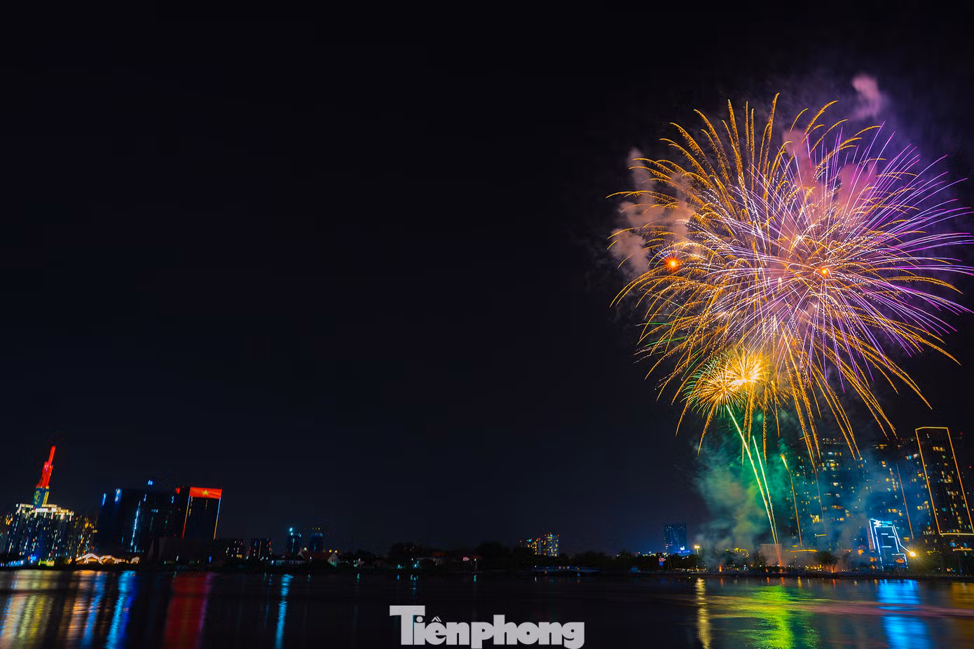 Chương trình kéo dài trong 15 phút do Bộ Tư lệnh thành phố chủ trì. Trong đó, pháo hoa được bắn tầm cao tại đầu đường hầm sông Sài Gòn (hầm Thủ Thiêm) và điểm còn lại tại Công viên Văn hóa Đầm Sen, quận 11 (tầm thấp). Chương trình kéo dài trong 15 phút do Bộ Tư lệnh thành phố chủ trì. Trong đó, pháo hoa được bắn tầm cao tại đầu đường hầm sông Sài Gòn (hầm Thủ Thiêm) và điểm còn lại tại Công viên Văn hóa Đầm Sen, quận 11 (tầm thấp).
