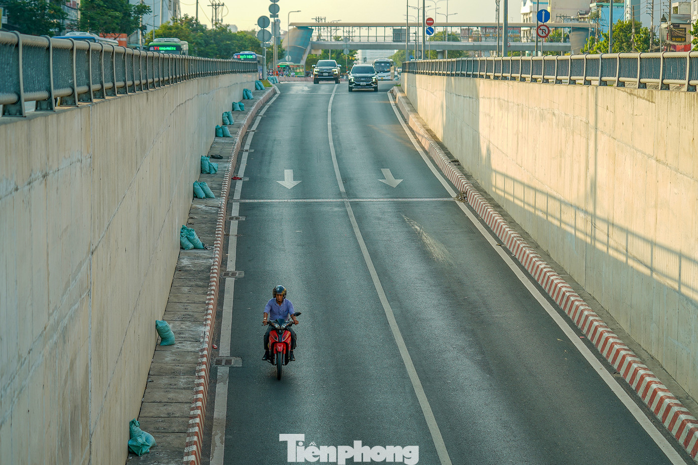 Một người điều khiển xe máy thản nhiên đi vào đường cấm.