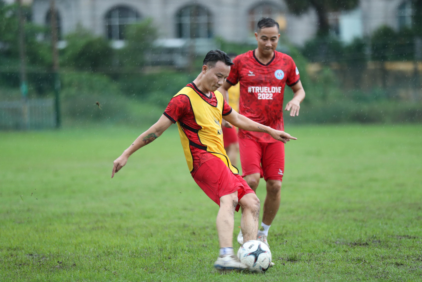 Hoàng Bách cũng có kỹ năng bóng đá tốt.