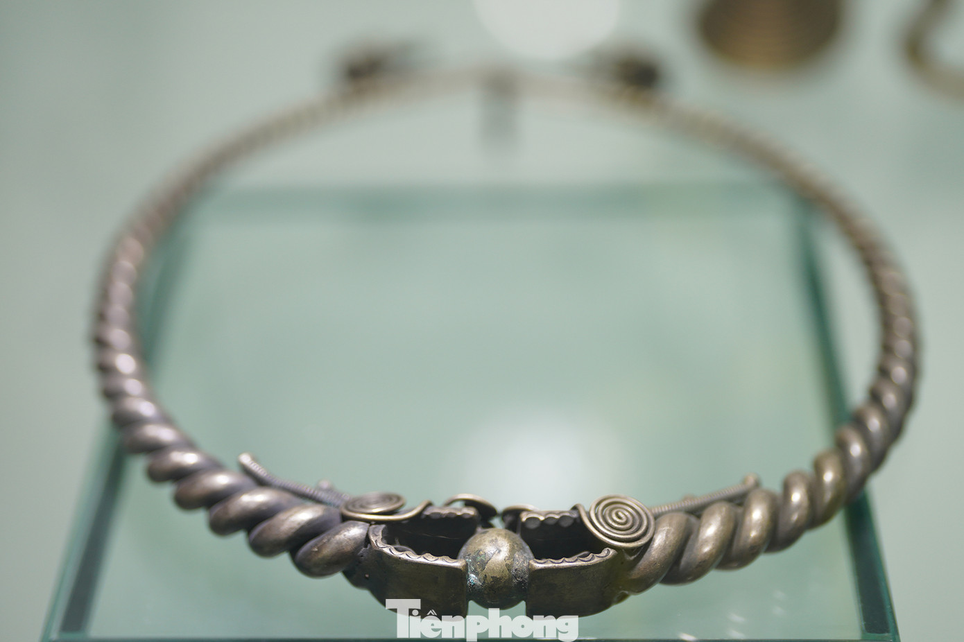 Dân tộc Pu Péo chỉ thống kê được 903 người vào năm 2019 nhưng trình độ làm trang sức thì được giới sưu tập đánh giá cao. Người Pu Péo sống dọc biên giới Việt - Trung, sử dụng ngôn ngữ Kra hệ Tai-Kadai.