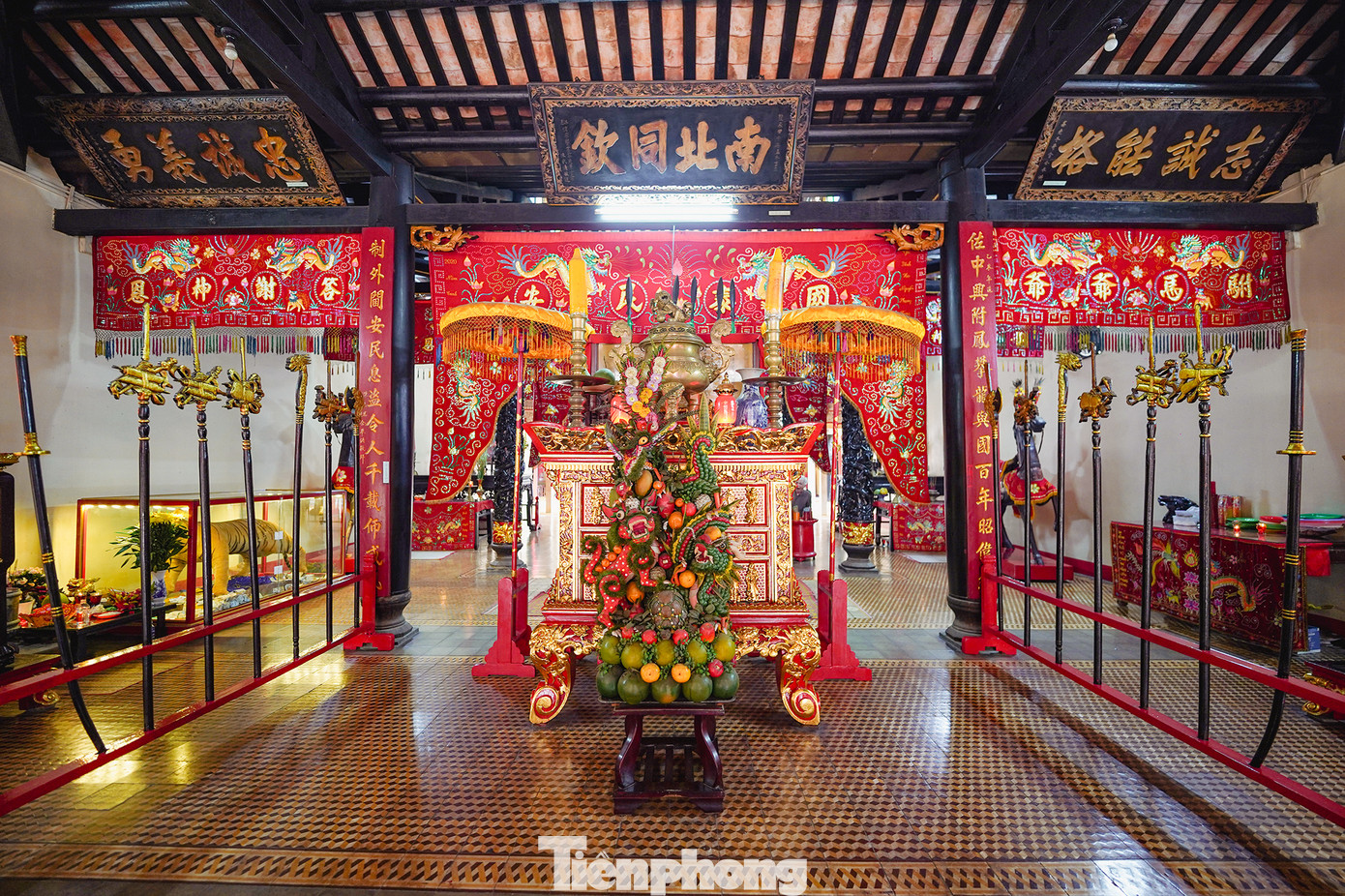 Khu vực trung điện với chi tiết trang trí hai hàng lỗ bộ hai bên. Khu vực trung điện với chi tiết trang trí hai hàng lỗ bộ hai bên.