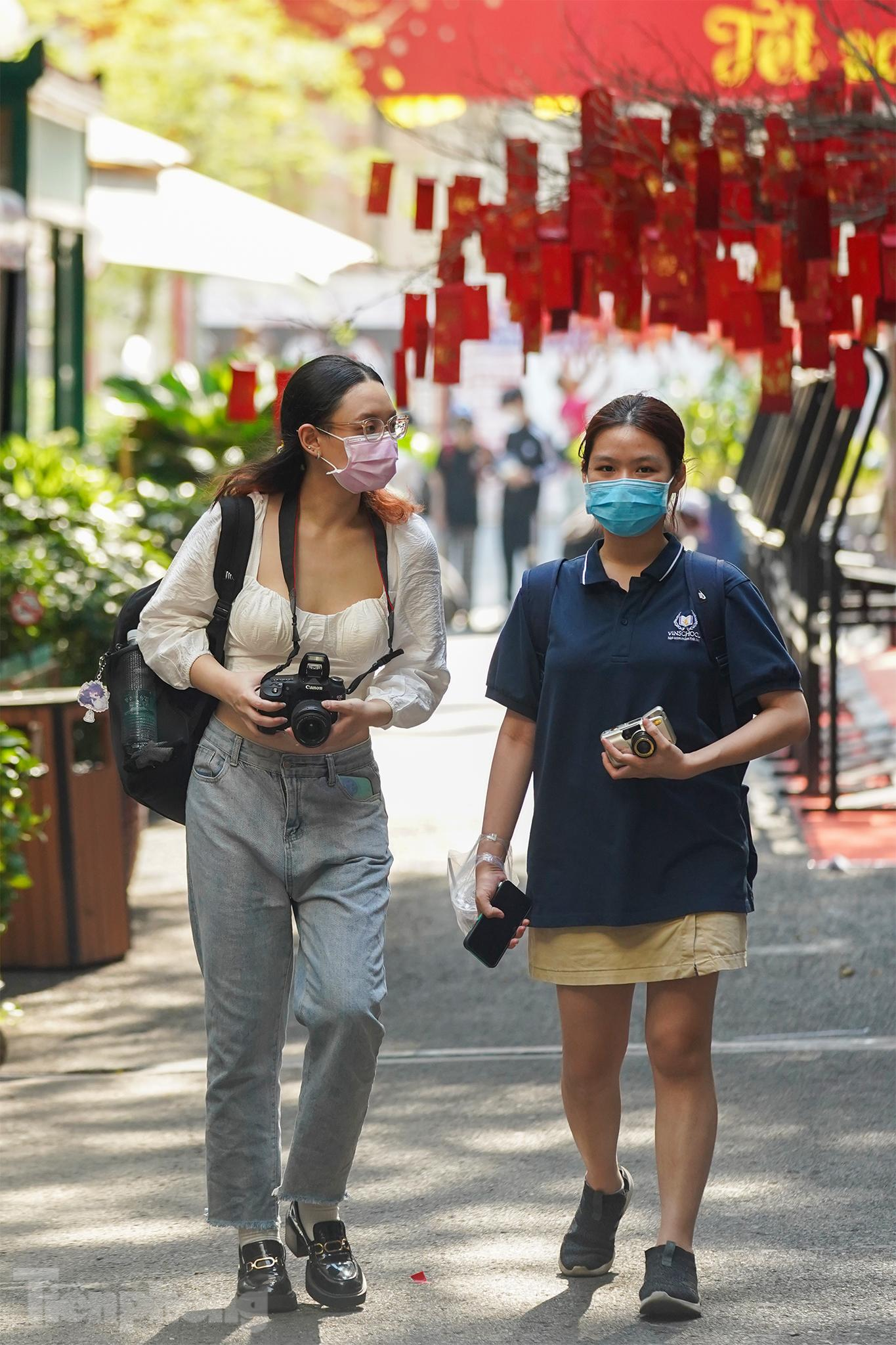 Đây cũng là không gian lý tưởng cho du khách, người dân đến chụp ảnh. Trong dịp Tết năm trước, Đường sách Nguyễn Văn Bình đón khoảng 100.000 lượt người đến tham quan và mua sách với doanh thu gần 1,2 tỉ đồng. Đây cũng là không gian lý tưởng cho du khách, người dân đến chụp ảnh. Trong dịp Tết năm trước, Đường sách Nguyễn Văn Bình đón khoảng 100.000 lượt người đến tham quan và mua sách với doanh thu gần 1,2 tỉ đồng.