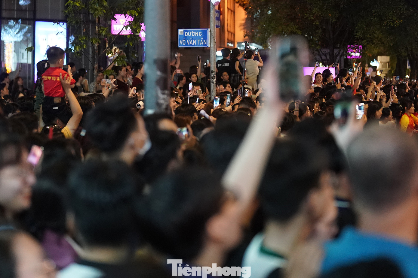 Khu vực đường Võ Văn Tần chật kín người dân theo dõi các khối diễu binh.