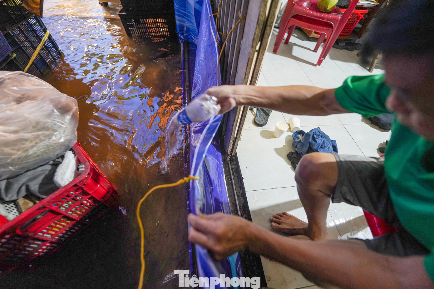 Triều cường buộc người dân nơi đây phải thích nghi, tìm mọi cách chống chọi. "Bị chết máy riết quen, tôi mang cả mớ bu-gi (bộ phận đánh lửa xe máy) theo, ướt là thay", ông Ngà (ngụ phường Tân Thuận Tây, Quận 7) chia sẻ khi đang thay chiếc bu-gi mới.