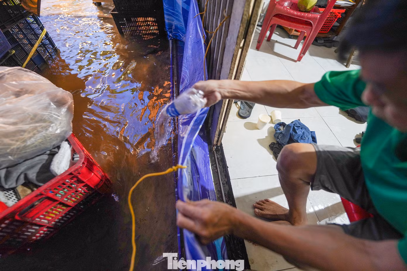 Triều cường buộc người dân nơi đây phải thích nghi, tìm mọi cách chống chọi. "Bị chết máy riết quen, tôi mang cả mớ bu-gi (bộ phận đánh lửa xe máy) theo, ướt là thay", ông Ngà (ngụ phường Tân Thuận Tây, Quận 7) chia sẻ khi đang thay chiếc bu-gi mới.
