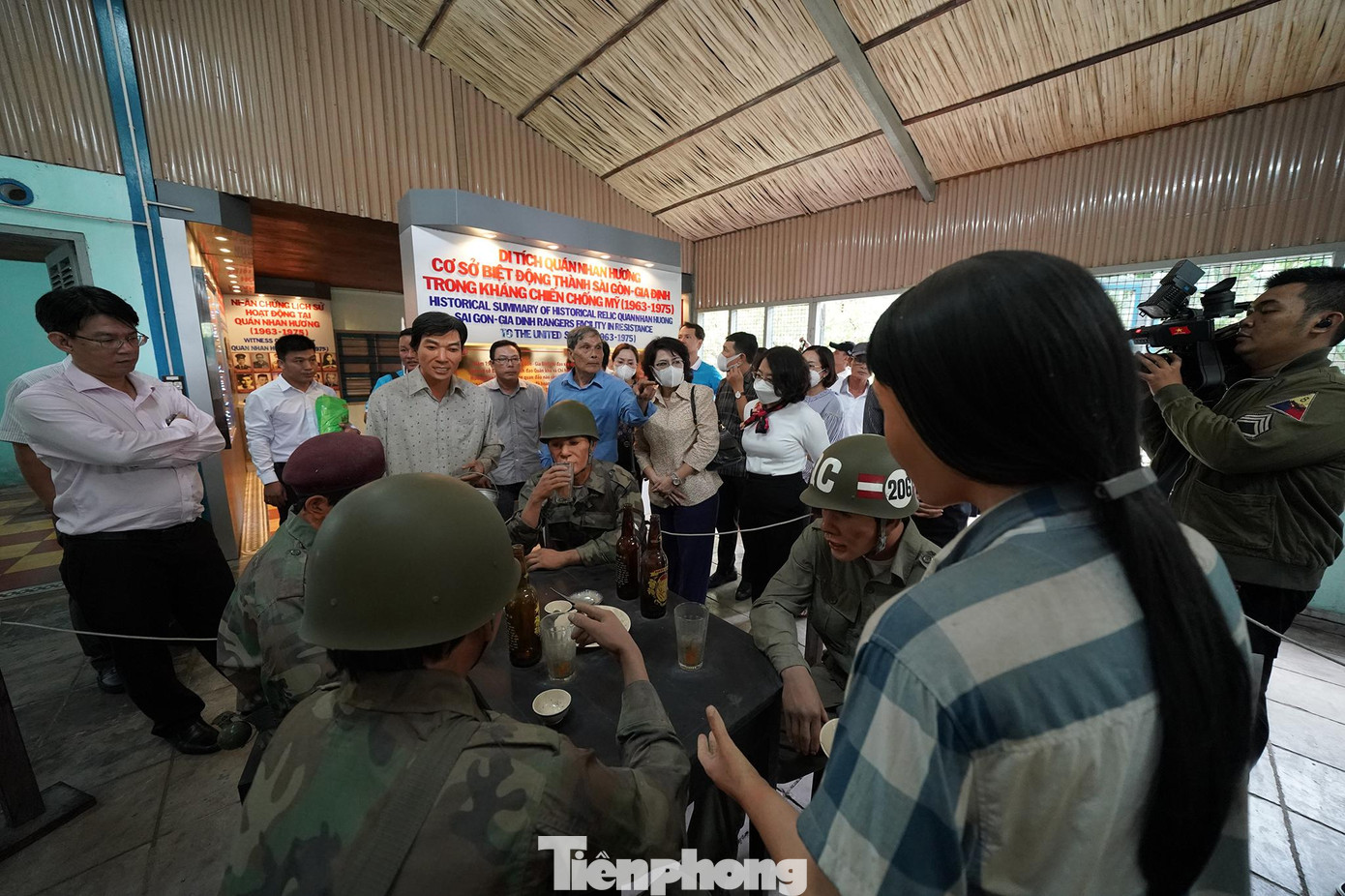 Tour du lịch “Quận 1 - Sống động Sài Gòn” sẽ đưa du khách tìm hiểu, trải nghiệm, ấn tượng về nhịp sống của người dân thành phố qua các công trình kiến trúc nổi tiếng: đường sách Nguyễn Văn Bình, Bưu điện Thành phố; Nhà thờ Đức Bà; Công trường Lam Sơn; khách sạn Continental Sài Gòn; Nhà hát Thành phố; Công viên Bến Bạch Đằng; Cột cờ Thủ Ngữ và Công viên tượng đài Chủ tịch Hồ Chí Minh.