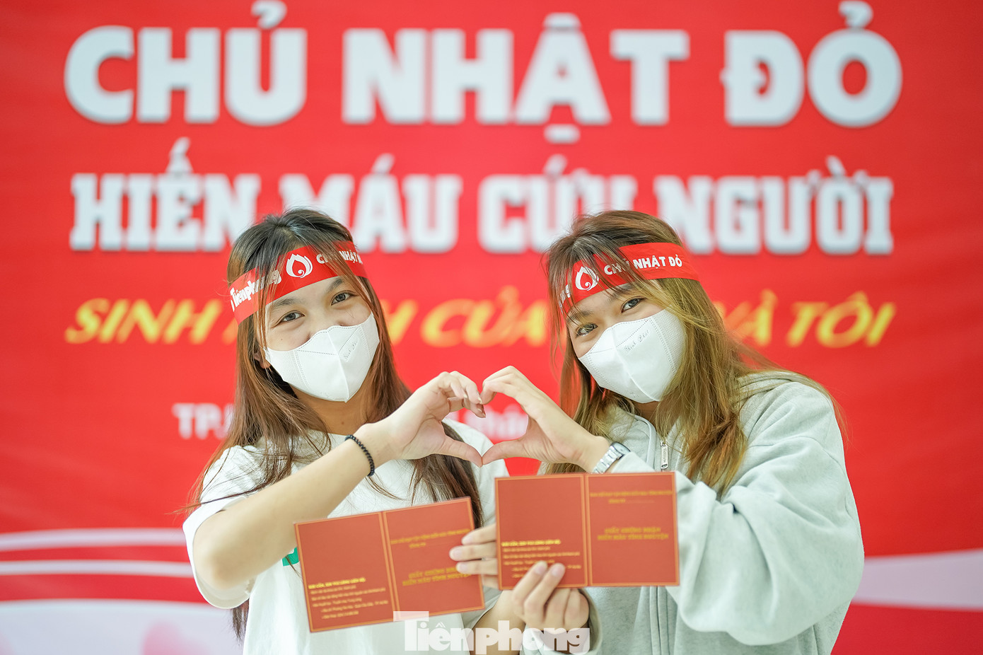 Bạn Nguyễn Thị Thuý Hằng (trái) và bạn Mai Thị Hòa lần đầu tiên tham gia hiến máu. Hằng sinh năm 2004, Hoà sinh năm 2003, hiện là sinh viên. Sáng nay, hai bạn đăng ký mỗi người 350ml.